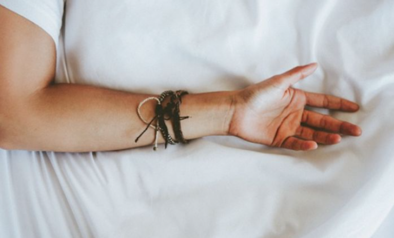 Дали вашите раце „заспиваат“ додека спиете? Ги откриваме можните причини за трнење во рацете за време на спиењето