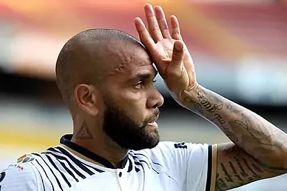 Дани Алвеш фатен во лага: Безбедносните камери откриваат нови детали за односот со девојката