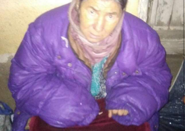 ДА СПОДЕЛИМЕ: Изгубена жена седи на дожд среде улица во Козле на последна 57