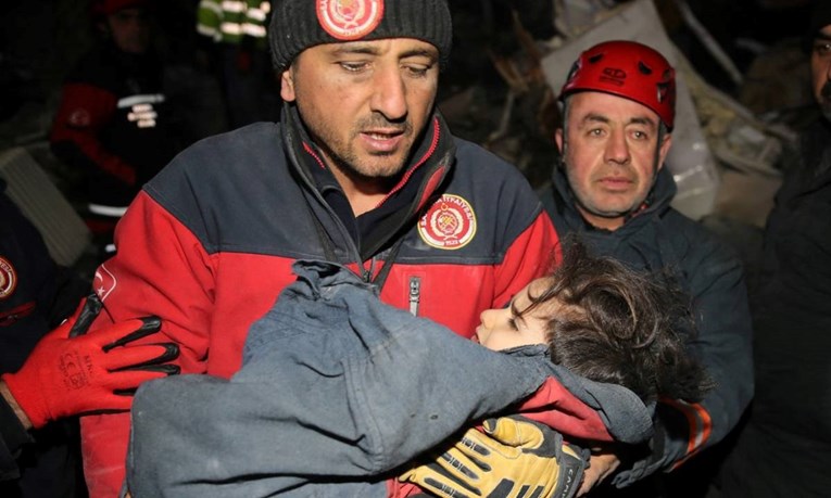 Петгодишно девојче и нејзините родители по 73 часа извлечени од урнатините во Турција