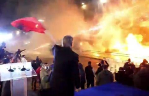 Учесниците на протестот во Тирана предизвикаа хаос, повредени полицајци и новинари