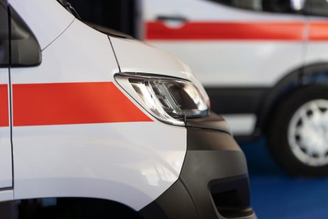 Повредени малолетници и возач откако автомобил излета од пат