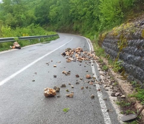 Поради влажни коловози и одрони се препорачува внимателно возење во поширокиот дебарски регион