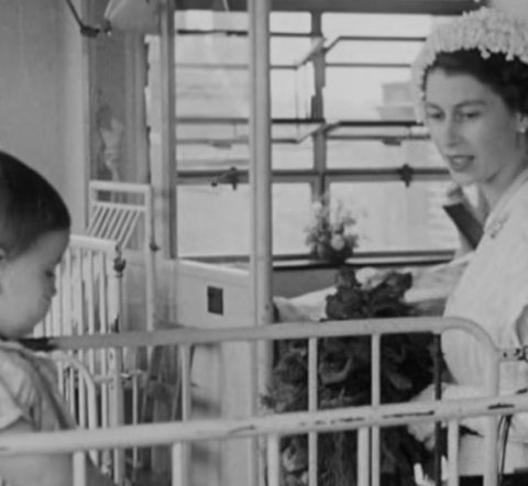 Кралот Чарлс ѝ оддаде почит на кралицата Елизабета Втора по повод стогодишнината од нејзиното раѓање (ВИДЕО)