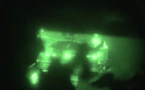 Објавена драматична снимка од упадот на американските маринци на ирански брод