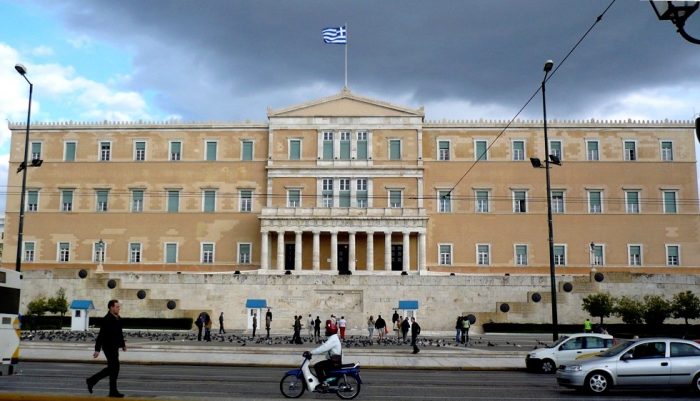 Мирен протест во центарот на Атина на синдикатот на вработените во јавниот сектор, бараат враќање на 13 и 14 плата