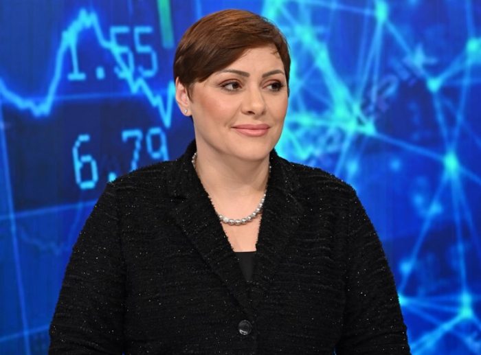 КОЧОСКА ГО ПОВИКУВА ЕКОНОМСКИОТ ТИМ НА ОПОЗИЦИЈАТА ВО МФ: Бројките ја побиваат паниката на Венко Филипче и СДС