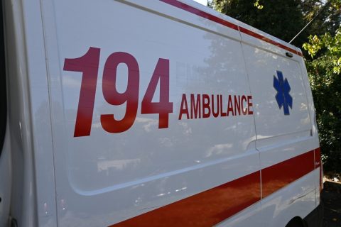 Двајцата се повредени: Сообраќајка меѓу малолетник со мопед и 76 годишен возач на автомобил