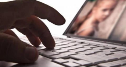 Предупредување до родителите: Не објавувајте фотографии од деца на интернет, ВИ може да ги претвори во порнографски материјал