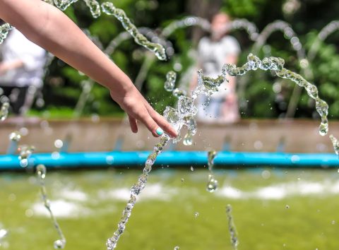 Велика Британија: Температурата во училниците повисока од 40 степени Целзиусови